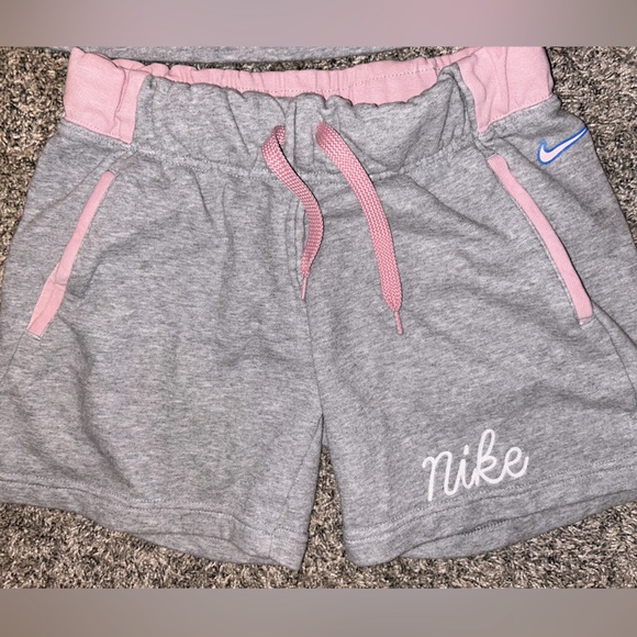 Nike girls Hoodie and shorts matching outfit, Size Large - Picture 4 of 16